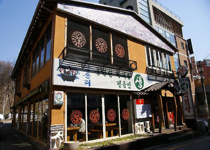 阳村里炭火烤肉店